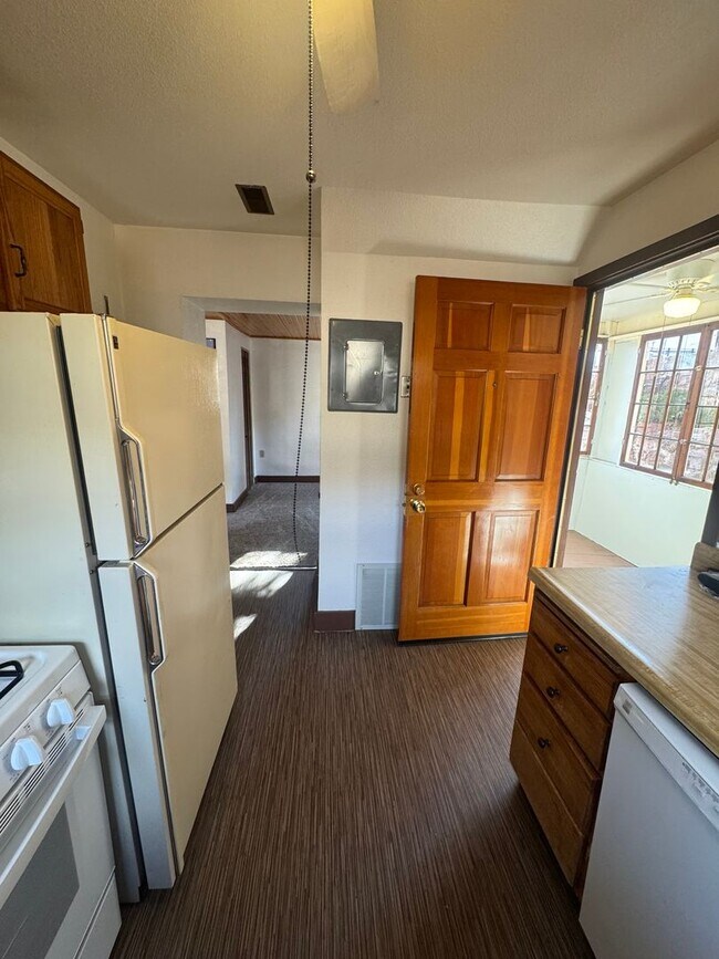 Building Photo - Cave Ave