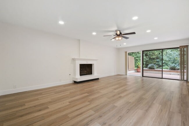 Building Photo - Beautiful four bedroom, three bath, townhouse available for rent. A must see.