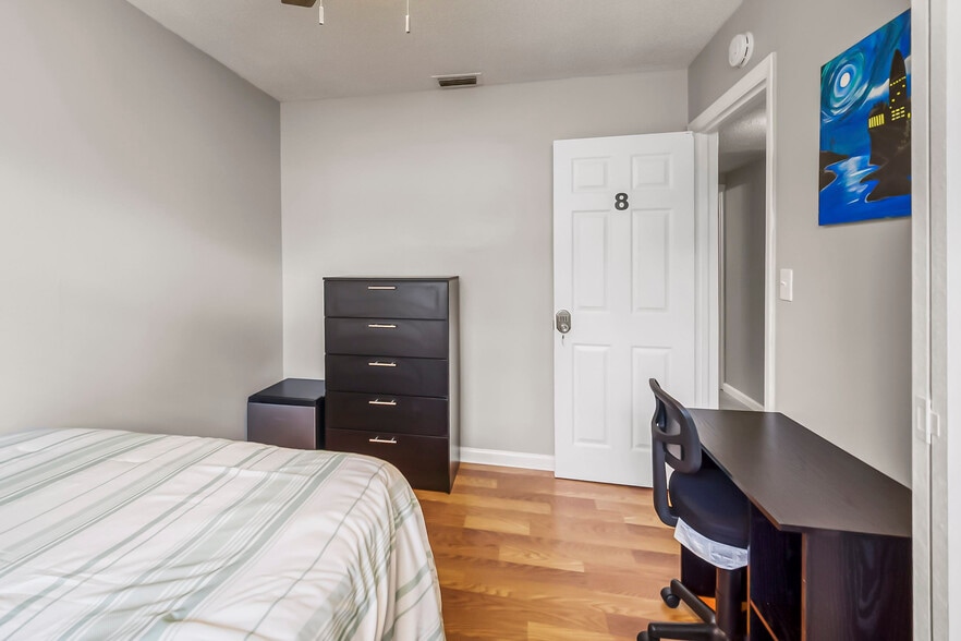 Primary Photo - 7042 Rollo Rd