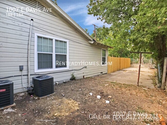 Building Photo - 1007 E Davis  Fort Worth, TX 76104