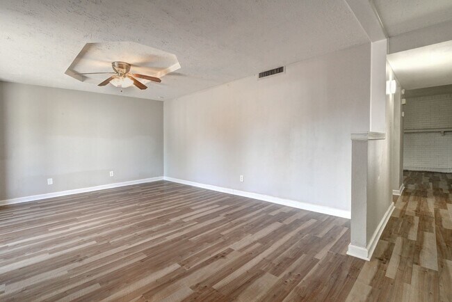 Building Photo - 5 Bed/3 Bath With Pool Backing the 60