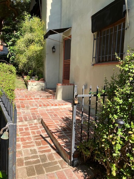 Private patio outside apt overlooking rose garden - 2272 Silver Ridge Ave