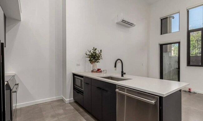 Building Photo - 1601 Park Ave