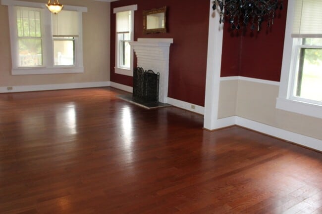 Building Photo - Spacious 3 bedroom