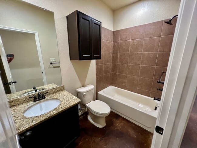 Building Photo - Luxury 3/2 Duplex in NBTX