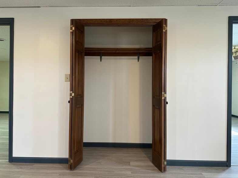 Building Photo - 1230 Stonewall Jackson Dr