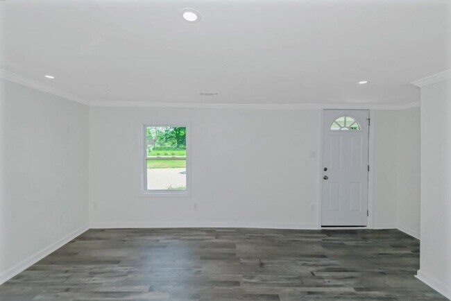Building Photo - 204 Mill St