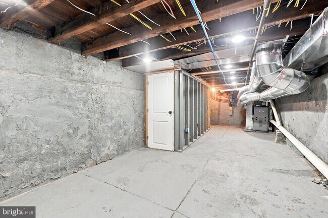 Building Photo - 530 E Thompson St