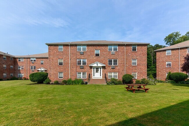 Building Photo - 4 Colonial Village Dr