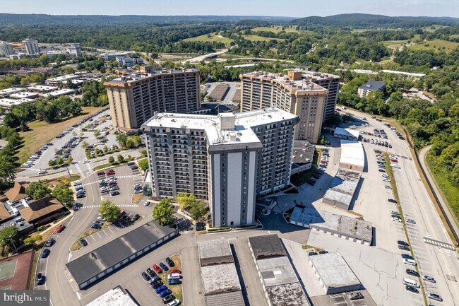 Building Photo - 20722 Valley Forge Cir