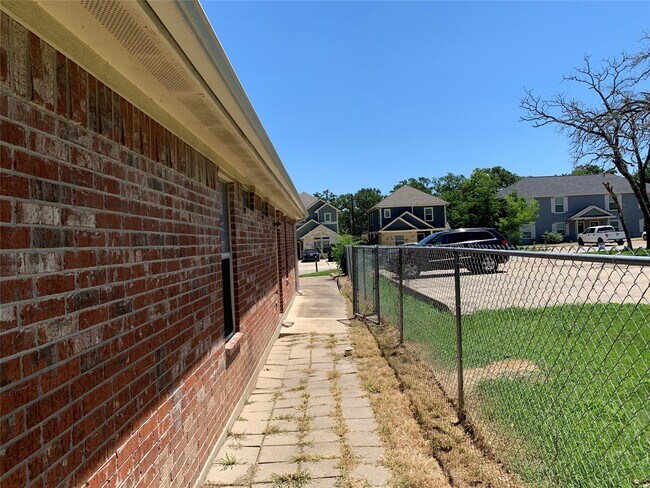 Building Photo - 3902 Aspen St