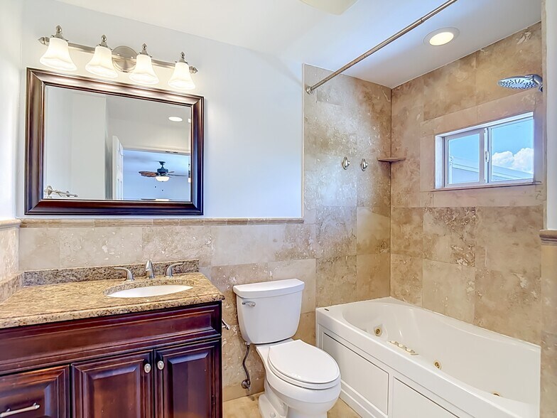 Building Photo - 8733 Bay Pointe Dr