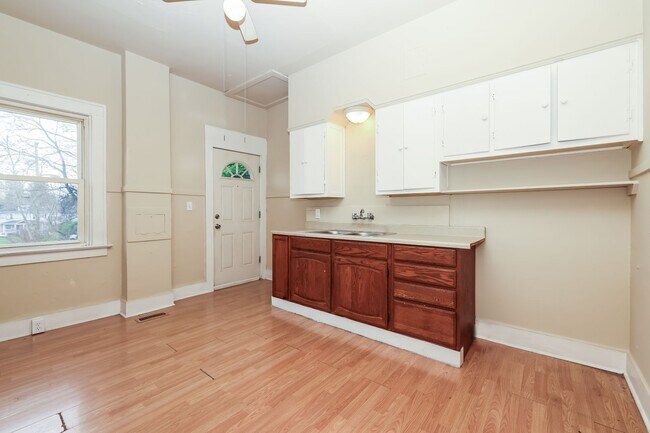 Building Photo - 557/559 E Madison Ave