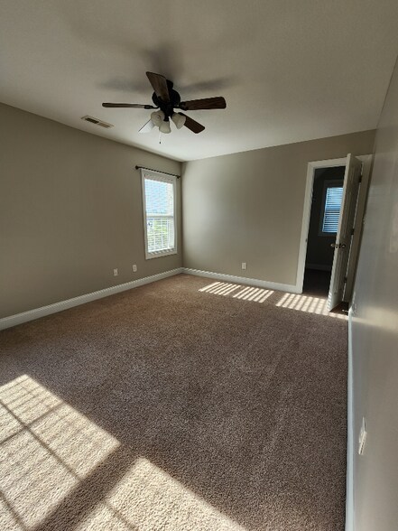Building Photo - 611 Stagecoach Dr