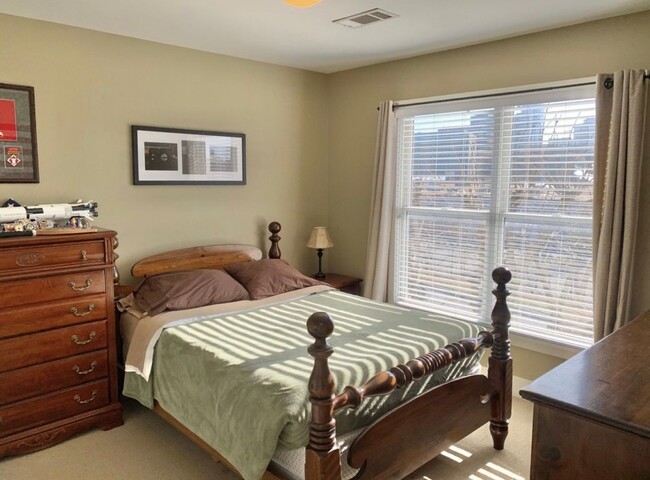 Building Photo - 2 BEDROOM 2.5 BATH TOWNHOME WITH DOWNTOWN ...