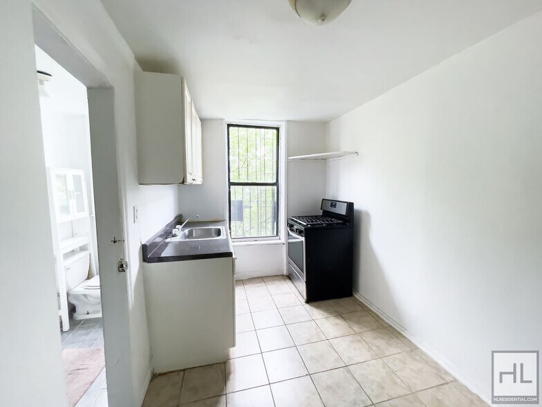 Building Photo - STARR STREET / Spacious Bushwick 2-Bed 1-Bath / Amazing Location