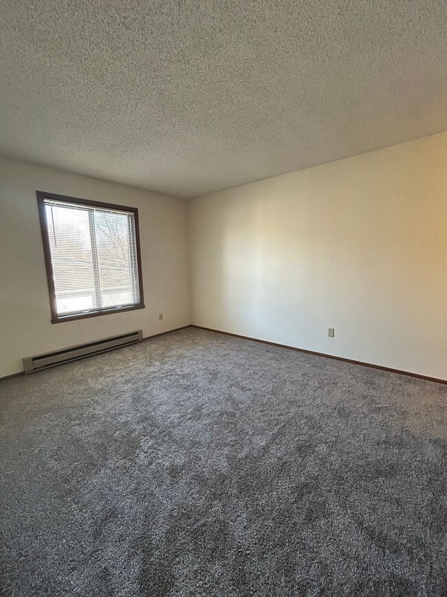 Building Photo - 2 Bed, 2 Bath 4-plex unit in Fargo!