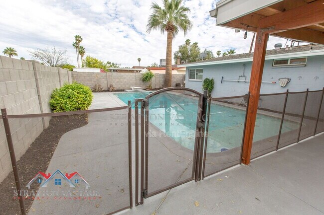 Building Photo - 2224 W Emelita Ave