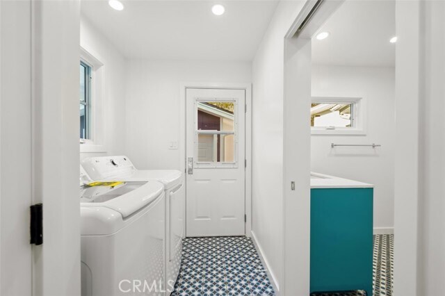 Building Photo - 2549 Beachwood Dr