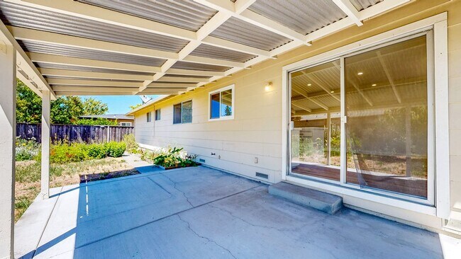 Building Photo - 1925 Leafgreen Dr