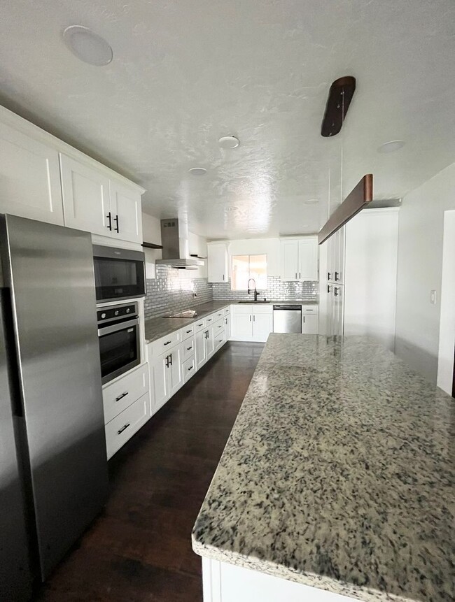 Building Photo - Beautiful Home right next to Lavelle Edwards Stadium Provo!