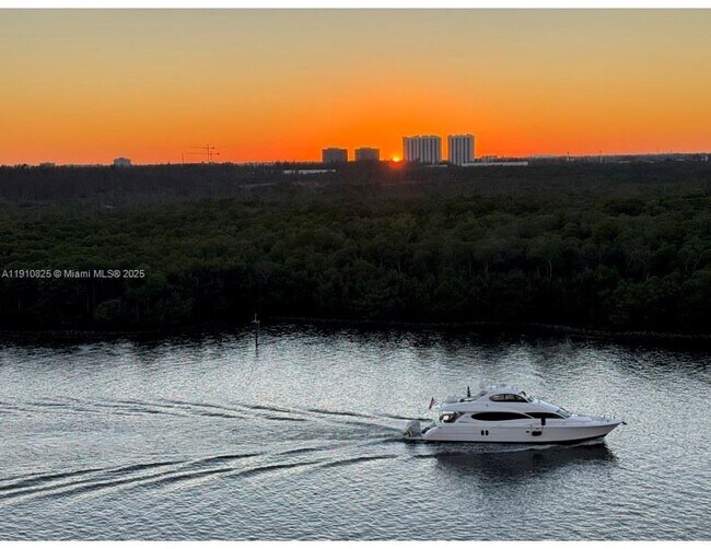 Building Photo - 400 Kings Point Dr