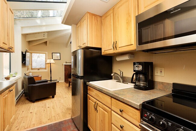 Building Photo - 18 Edgewood Ln