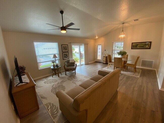 Building Photo - Beautiful, Furnished ANNUAL 2 bed, 2 bath ...