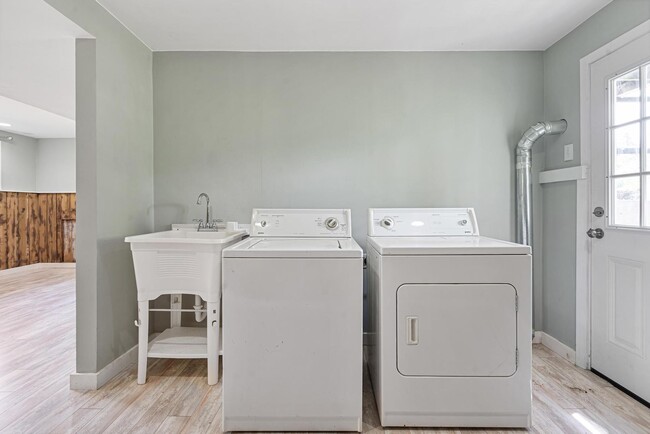 Building Photo - Beautiful, remodeled 3-bdrm/2-bath tri-lev...