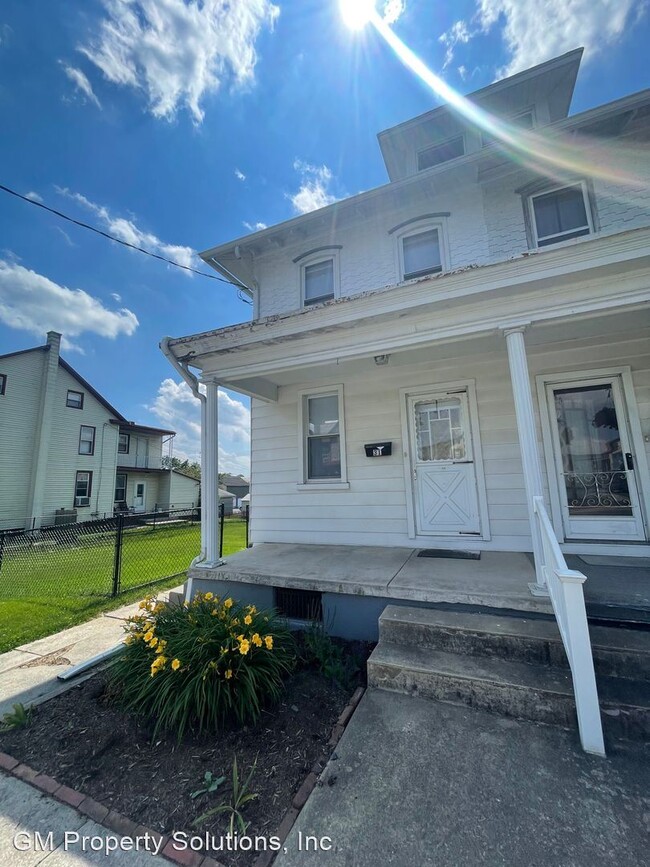 Building Photo - 3 br, 1.5 bath House - 31 N Washington Street