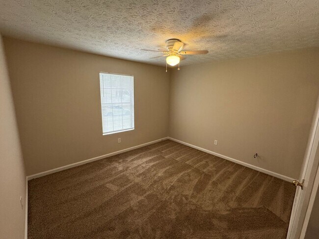 Building Photo - Stone Mountain 4 bed 2 bath Home with Fenced Backyard.