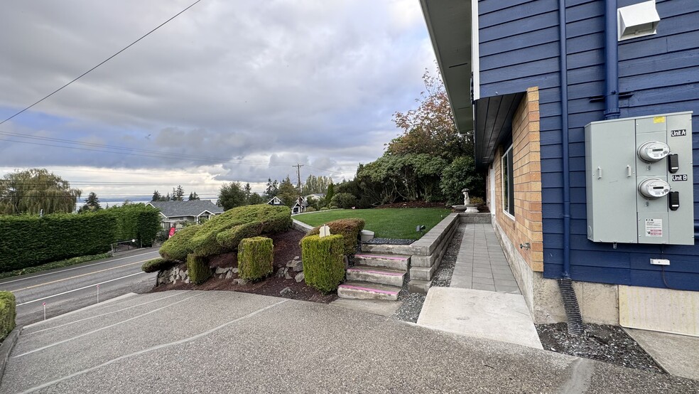 Walkway to Unit B - 3402 W Mukilteo Blvd