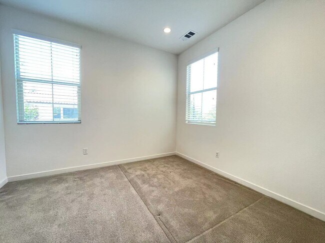 Building Photo - 3 Bedroom home for leasing in Lake Forest