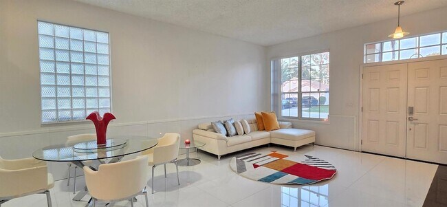 Building Photo - 661 Lake Wellington Dr