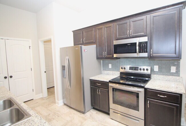 Building Photo - Spacious 3-Bedroom, 2-Bath Brick Home in N...