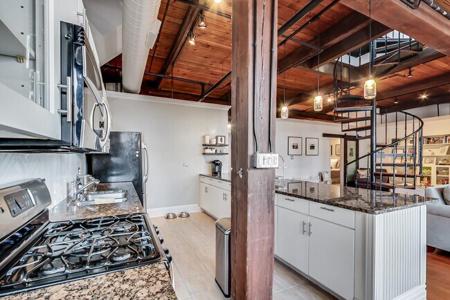 Building Photo - 913 W Van Buren St