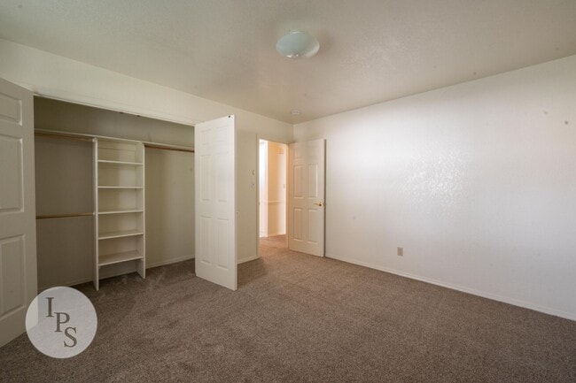 Building Photo - North West Fresno Home, 3BR/2BA, 1878sf, NEW CARPET - Lots of Amenities!