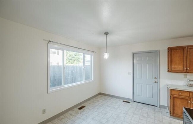 Building Photo - Charming One-Level Home with Private Yard ...