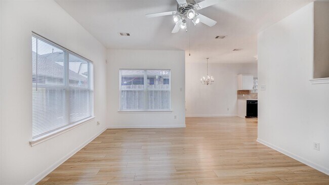 Building Photo - 827 Forest Ivy Ln