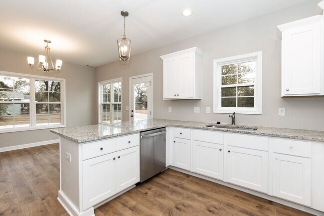 Building Photo - Three Bedroom Home!