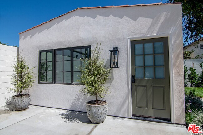 Building Photo - 6417 Lindenhurst Ave