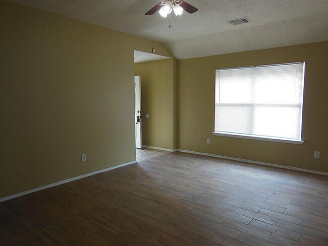 Building Photo - 1402 Sycamore Leaf Way