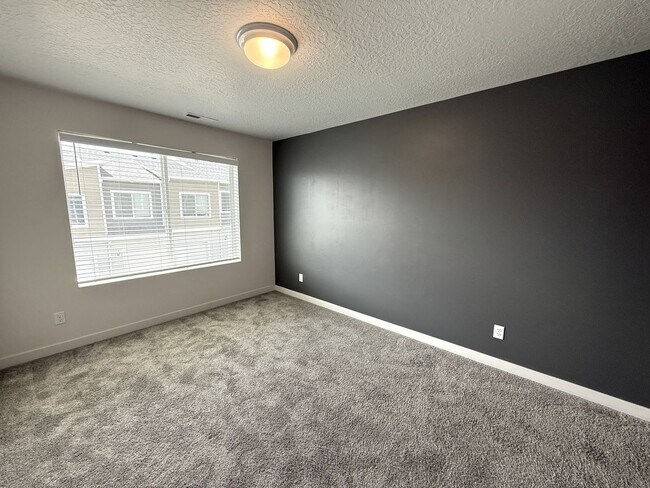 Building Photo - Townhome available now in Haven Dell!
