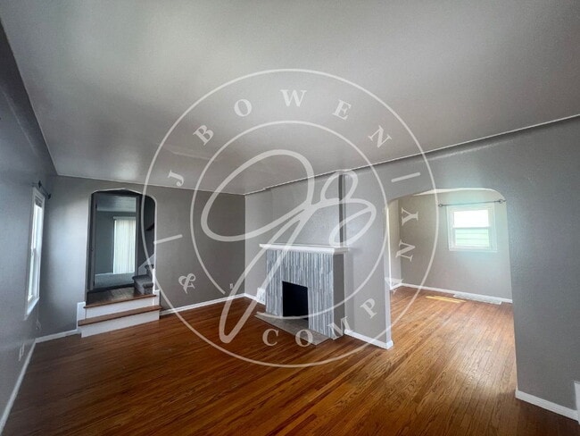Building Photo - 4526 N Lockwood Ave