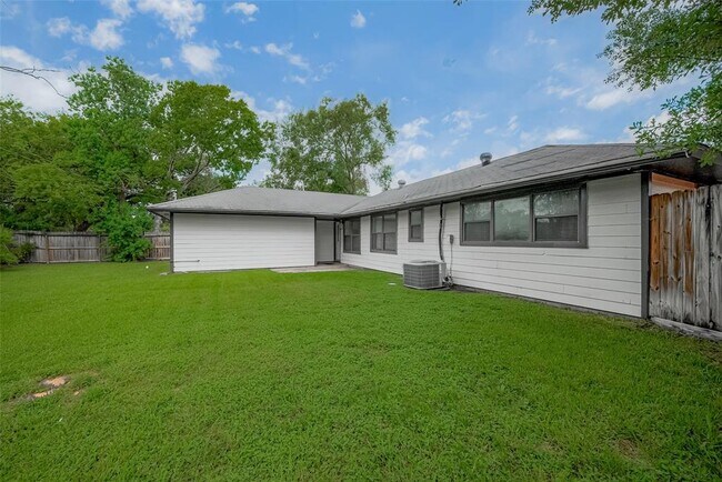 Building Photo - 8057 Ridgeview Dr