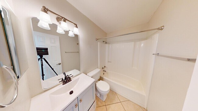 Building Photo - 609 White Water Dr