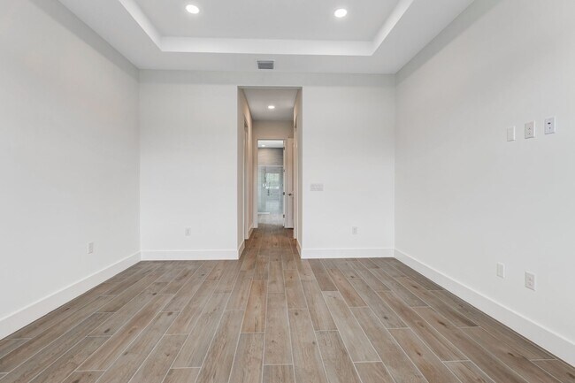 Building Photo - ** SEVEN SHORES ** 3+DEN / 2.5 BATH - BRAND NEW HOME! - LUXURY AMENTITES - PET OK - ANNUAL RENTAL