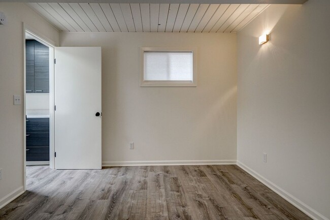 Building Photo - Updated 3 Bedroom 2 Bath Single Level Dupl...