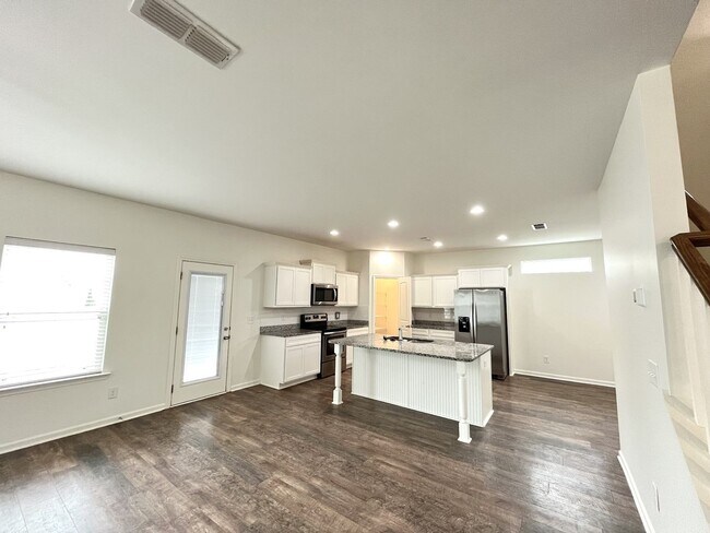 Building Photo - Huge home in Spring Hill!
