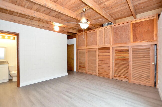 Building Photo - 505 Coconut Ave E